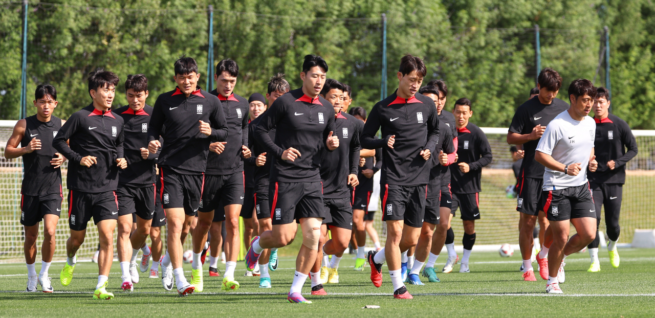 South Korean players take part in a training session for the Asian Football Confederation Asian Cup at Al Egla Training Site in Doha on Wednesday. (Yonhap)