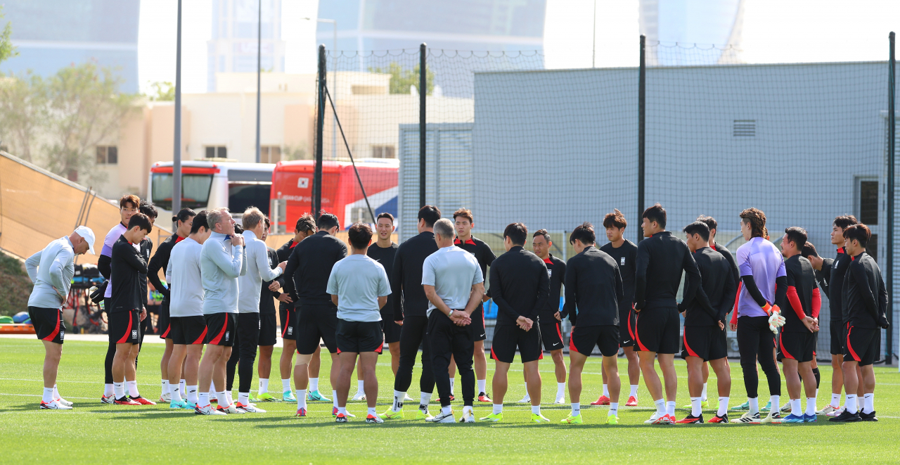 South Korean players meet in a huddle before the start of a training session for the Asian Football Confederation Asian Cup at Al Egla Training Site in Doha on Wednesday. (Yonhap)