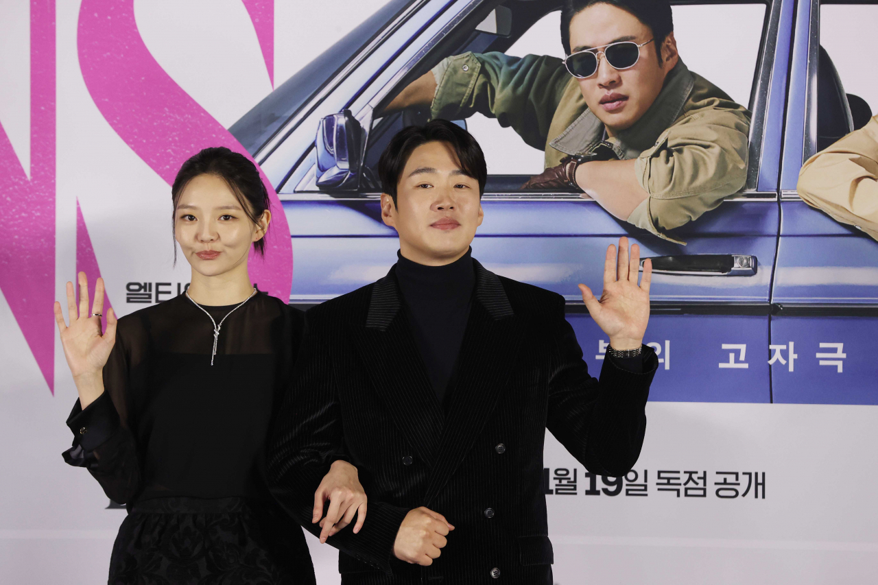 Actors Esom (left) and Ahn Jae-hong pose for a photo during a press conference held in Seoul, Wednesday. (Yonhap)