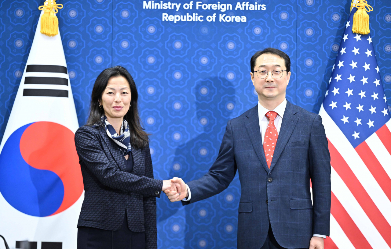 Kim Gunn (right), South Korean special representative for Korean Peninsula Peace and Security Affairs, and US Senior Official for North Korea, Jung Pak, shake hands before their bilateral meeting at the Foreign Ministry in Seoul on Thursday. (South Korea's Ministry of Foreign Affairs)