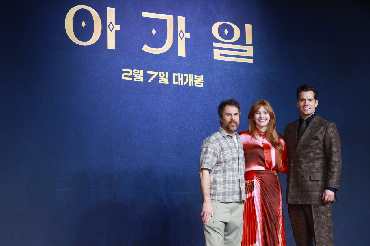 From left: Sam Rockwell, Bryce Dallas Howard and Henry Caville of “Argylle” pose for a photo during a press conference held at Four Seasons Hotel Seoul on Thursday. (Yonhap)