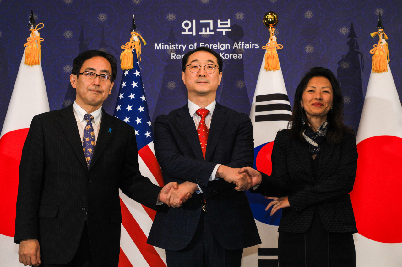 Kim Gunn (center), South Korea's special representative for Korean Peninsula peace and security affairs, poses for a photo with Jung Pak (right), US senior official for North Korea, and Hiroyuki Namazu, director general for Asian and Oceanian affairs at Japan's foreign ministry, during their meeting at the foreign ministry in Seoul on Thursday. (Yonhap)