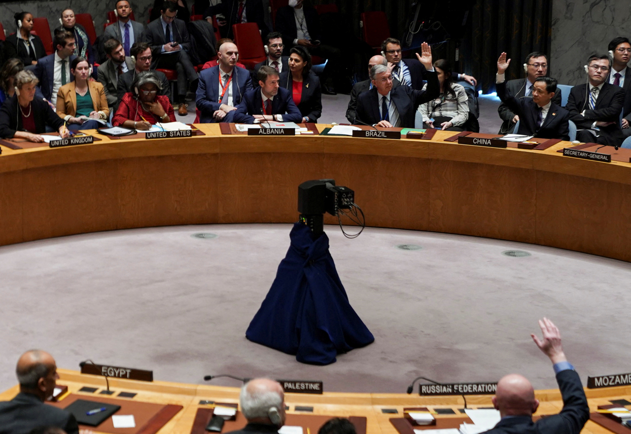 Members of the United Nations Security Council vote on a proposal to demand that Israel and Hamas allow aid access to the Gaza Strip during a meeting at the UN headquarters in New York on Dec. 22. (Reuters-Yonhap)
