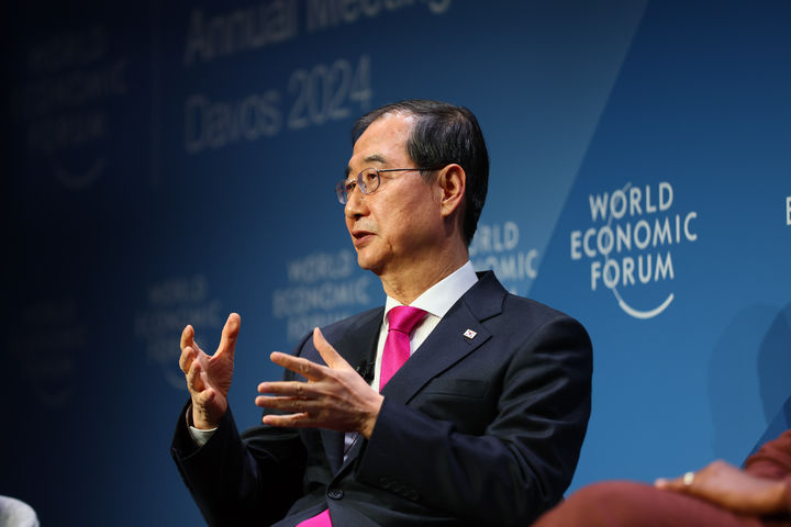 Prime Minister Han Duck-soo speaks on a panel for an artificial intelligence-related session at the World Economic Forum held in Davos, Switzerland. (Newsis)