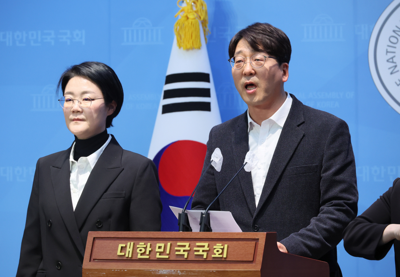 Jinbo Party Chair Yoon Hee-suk (left) and Jinbo Party Rep. Kang Sung-hee speak at a press conference held at the National Assembly in Seoul on Friday. (Yonhap)