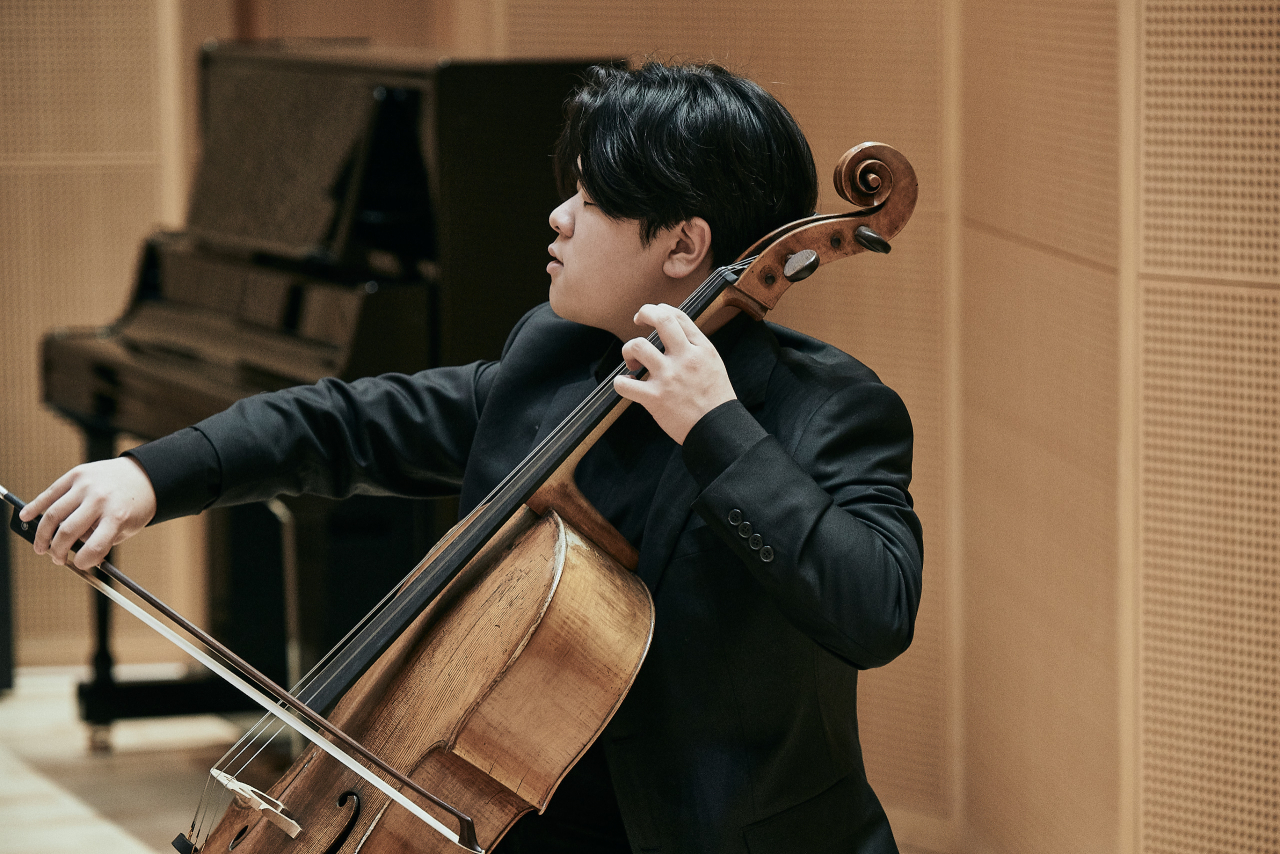 South Korean cellist Han Jae-min performs during a press conference at Lotte Concert Hall on Friday. (Lotte Concert Hall)