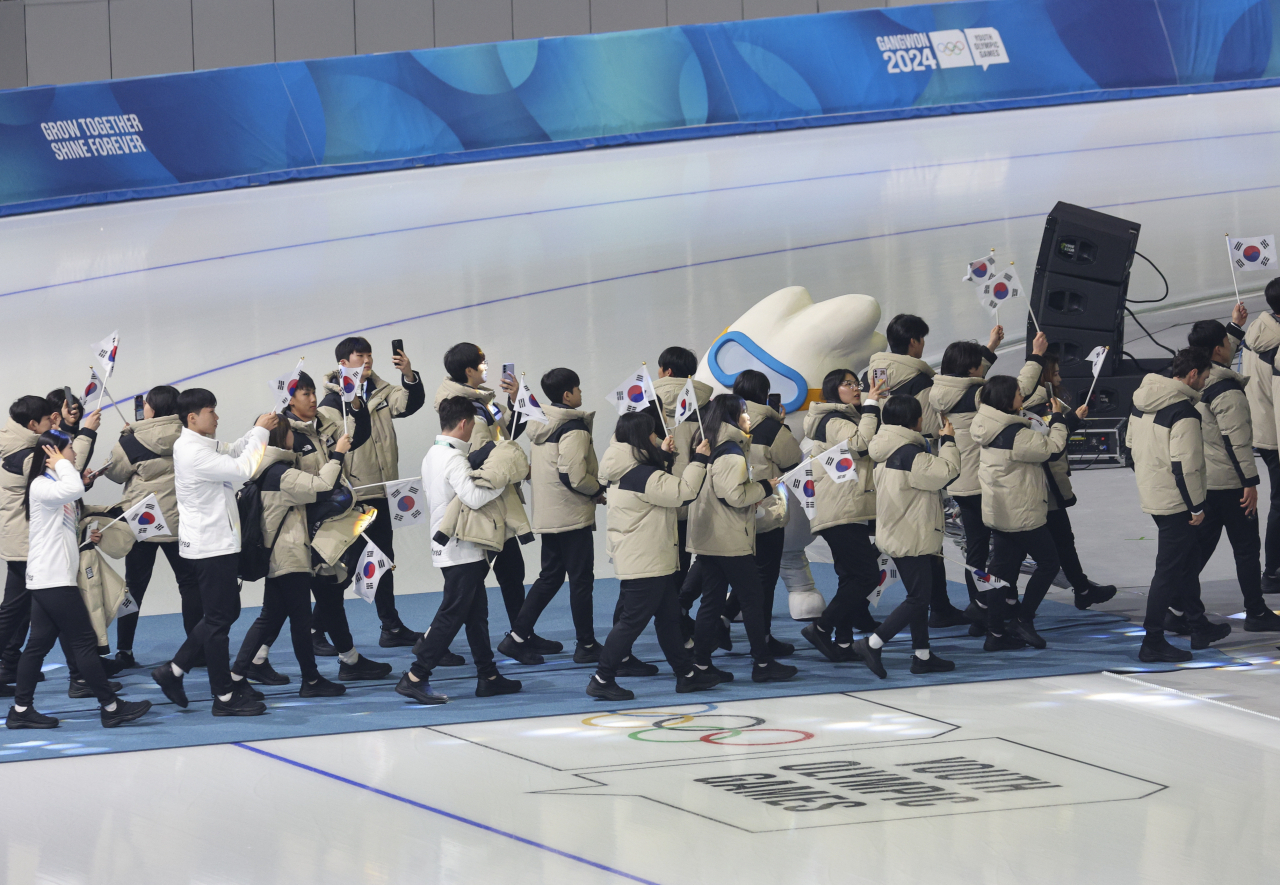 Members of the South Korean delegation to the Gangwon Winter Youth Olympics march into the opening ceremony at Gangneung Oval in Gangneung, Gangwon Province, on Friday. (Yonhap)
