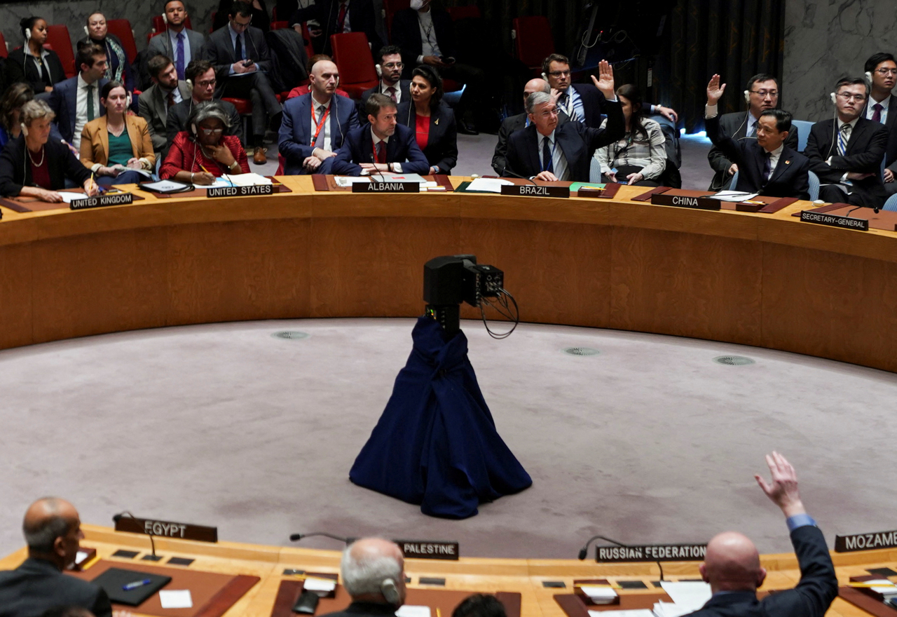 Members of the United Nations Security Council vote on a proposal to demand that Israel and Hamas allow aid access to the Gaza Strip during a meeting at the UN headquarters in New York on Dec. 22, 2023. (Reuters-Yonhap)