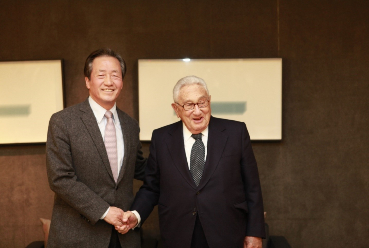 In this file photo, Chung Mong-joon (left), the honorary chairman of the Asan Institute of Policy Studies, shakes hands with Henry Kissinger during a dinner meeting at the Asan Yeong Bin Kwan in Seoul in 2012. (Asan Institute of Policy Studies)