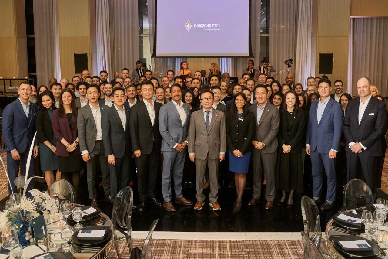 Mirae Asset Financial Group Chairman Park Hyeon-joo (front, eighth from left) poses for a photo with employees at an event held to celebrate Horizons ETFs’ assets under management surpassing 30 billion Canadian dollars ($22.8 billion) at a hotel in Toronto, Canada on Jan. 12 (local time). (Mirae Asset Global Investments)