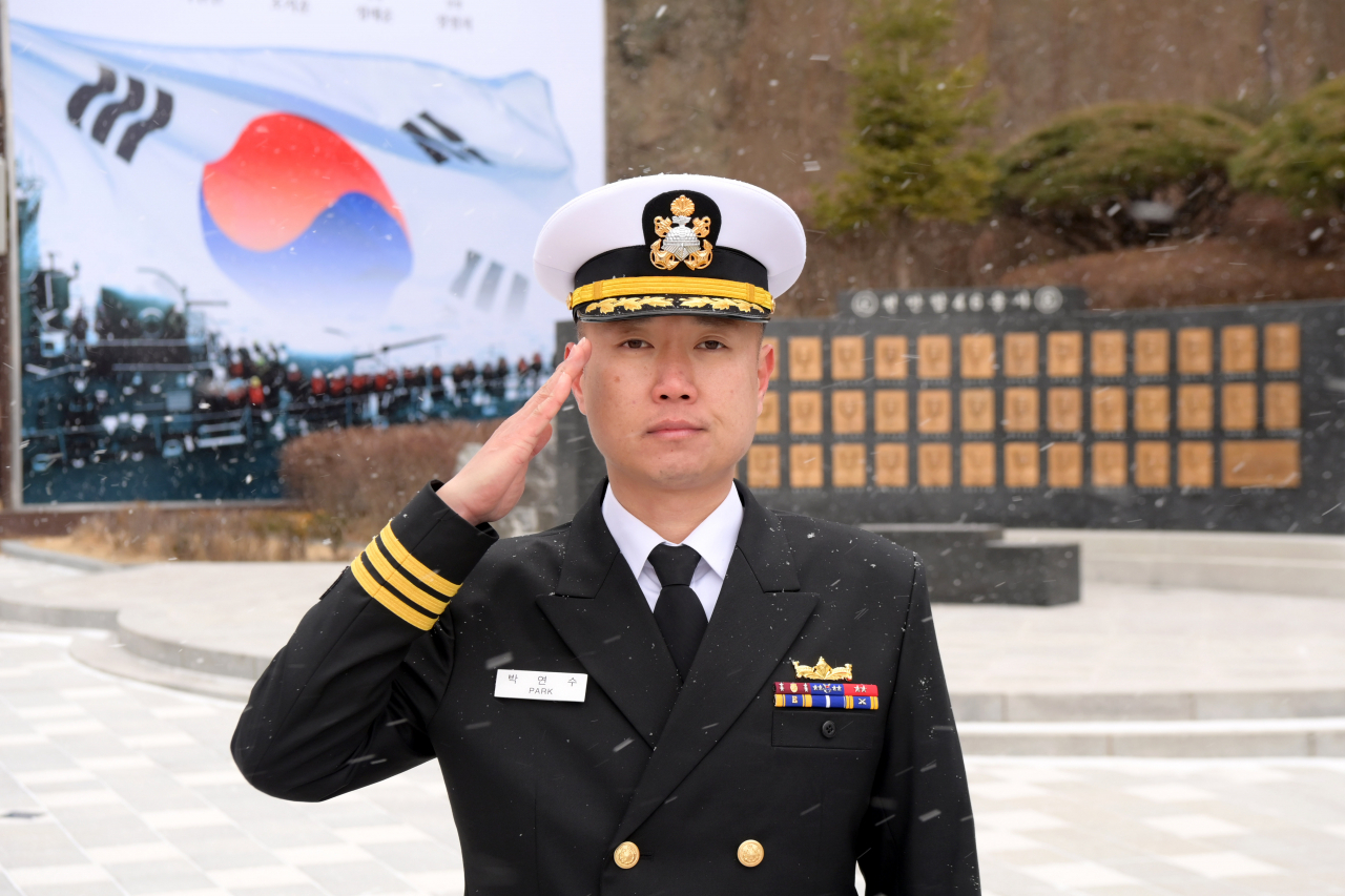 Capt. Park Yeon-soo raises his hand in salute in front of the ROKS Cheonan frigate docked at the 2nd Fleet in Pyeongtaek, about 70 kilometers south of Seoul, ahead of an inauguration ceremony on Monday. (ROK Navy)