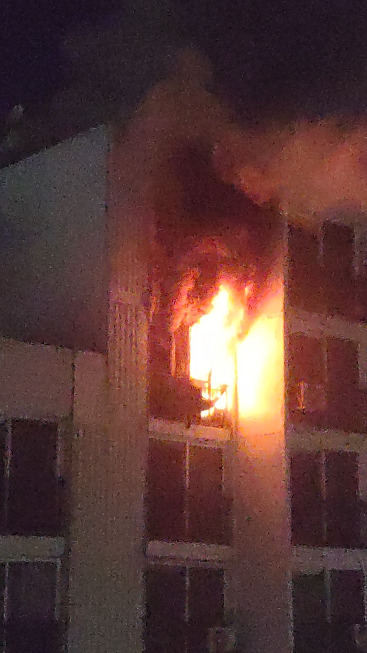 A fire blazes in an apartment building in Gayang-dong, Gangseo-gu, Seoul, Jan. 12. (Yonhap)