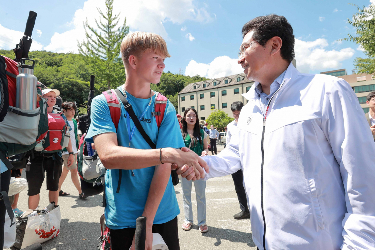 Yongin Mayor Lee Sang-il shakes hands with a Scout at Myongji University on Aug. 8, 2023. (Yongin Special City)