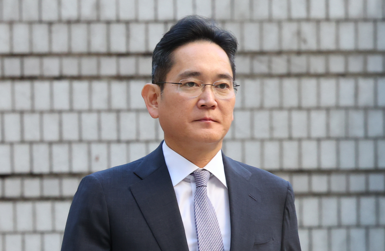 Samsung Electronics Chairman Lee Jae-yong arrives at the Seoul Central District Court to attend a hearing over his alleged involvement in accounting fraud and stock manipulation during a merger of two Samsung affiliates in November. (Newsis)