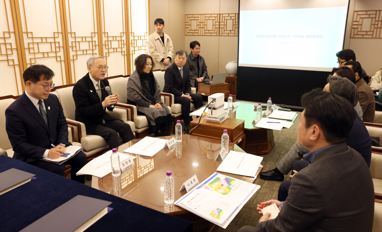 Culture Minister Yu In-chon, second from left, speaks during a meeting with officials on Monday. (Culture Ministry)