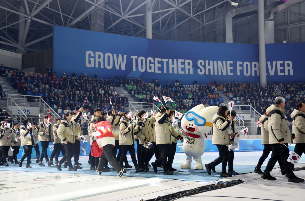 Members of the South Korean delegation to the 2024 Gangwon Winter Youth Olympics march into the opening ceremony at Gangneung Oval in Gangeung, Gangwon Province, Friday. The image has no relation to the story. (Yonhap)