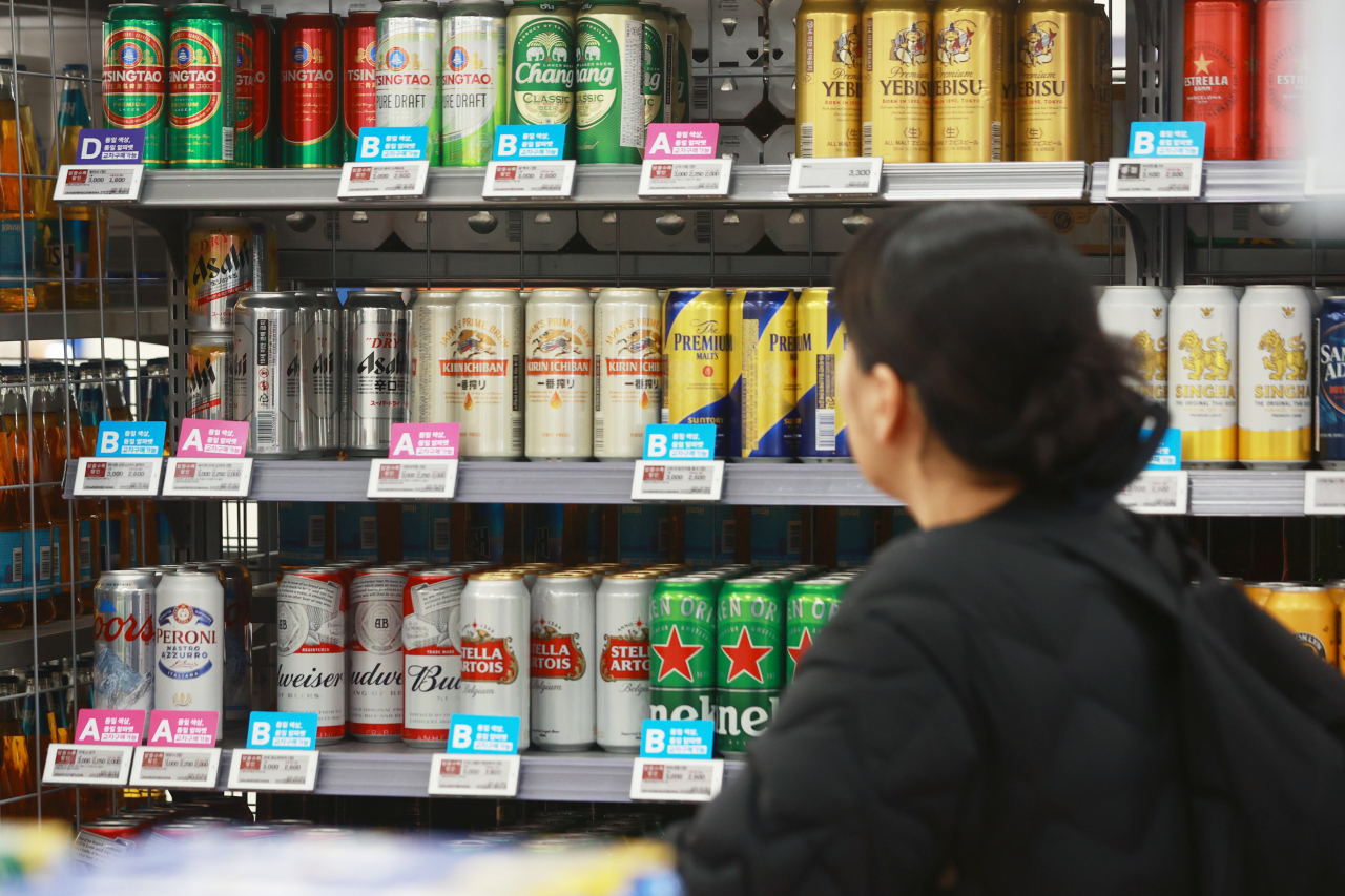 Beer products are displayed at a local discount store in Seoul, Jan. 17. (Yonhap)