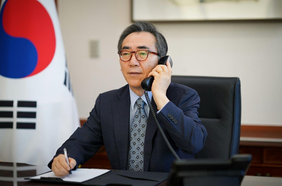 Foreign Minister Cho Tae-yul speaks over the phone with his Japanese counterpart, Yoko Kamikawa, on Tuesday. (Yonhap)