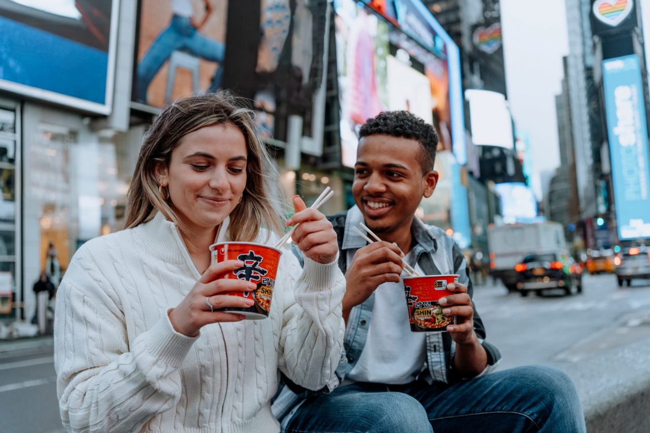 US consumers enjoy Shin Ramyun cup noodles. (Nongshim)