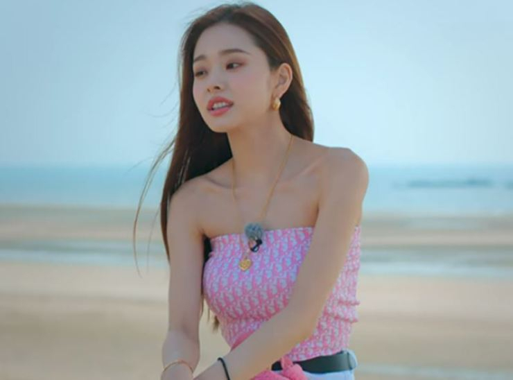 Song Ji-ah wears a tube top with the Dior oblique pattern on it on Netflix's reality dating show, 