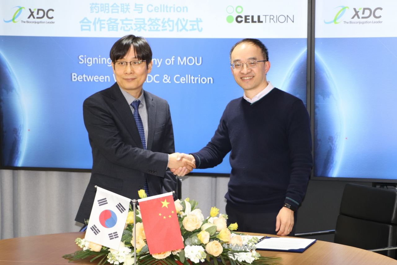 Cho Jong-moon (left), the head of Biotechnological Research Division at Celltrion, and Dr. Jimmy Li, CEO of WuXi XDC, pose for a photo in Wuxi, China, Tuesday. (Celltrion)