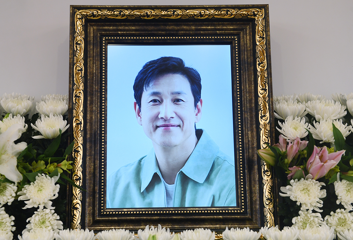 Actor Lee Sun-kyun's portrait is seen at his funeral altar at Seoul National University Hospital’s funeral hall in Jongno-gu, Seoul, Dec. 28. (Joint Press Corp.)