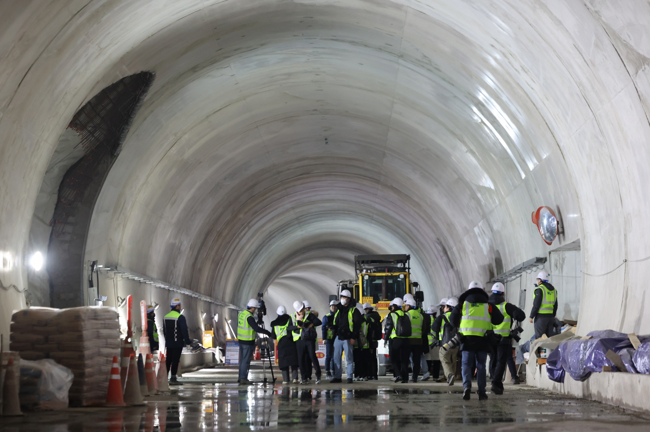 The Ministry of Land, Infrastructure and Transport holds an on-site briefing session ina tunnel at a construction site for Great Train Express Line A, near Seoul Station, on Thursday. (Yonhap)