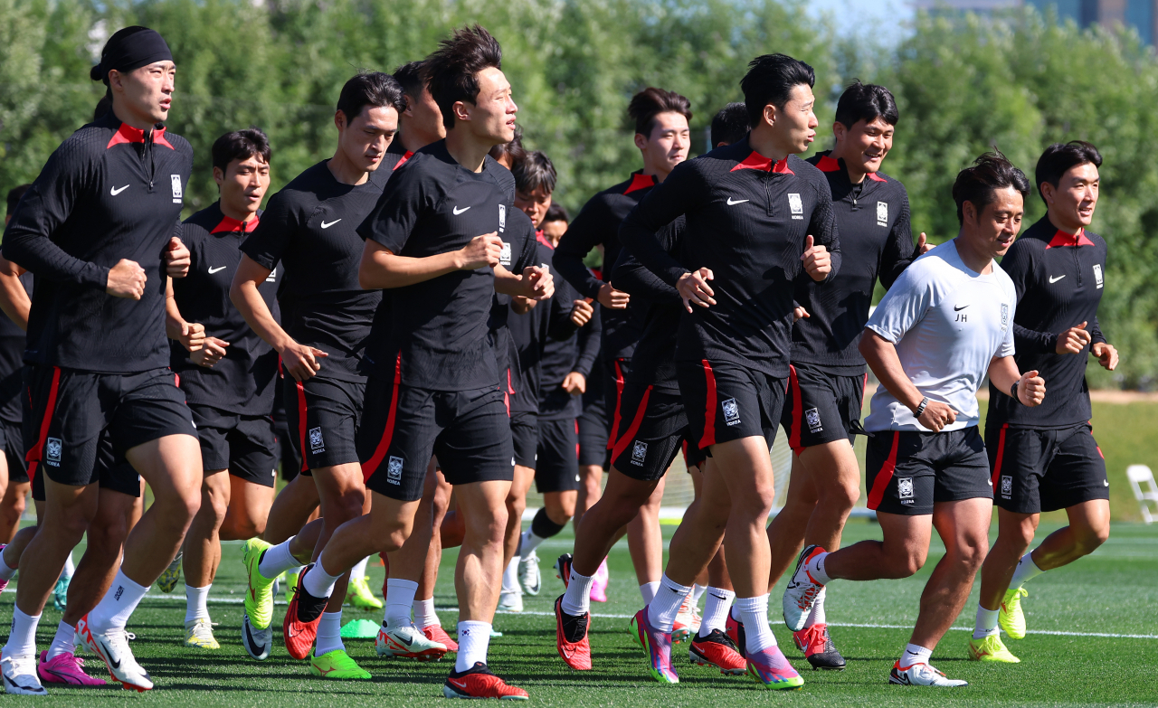 South Korean players train for their Group E match against Malaysia at the Asian Football Confederation Asian Cup at Al Egla Training Site in Doha on Wednesday. (Yonhap)
