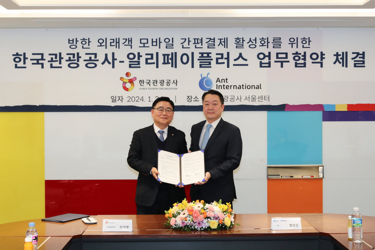 KTO executive vice president of international tourism division Lee Hak-ju (left) and AliPay Plus general manager of South Korea, Australia and New Zealand pose for photo after signing a memorandum of undertstanding at KTO Seoul Center in Jung-gu, central Seoul, on Wednesday. (KTO)