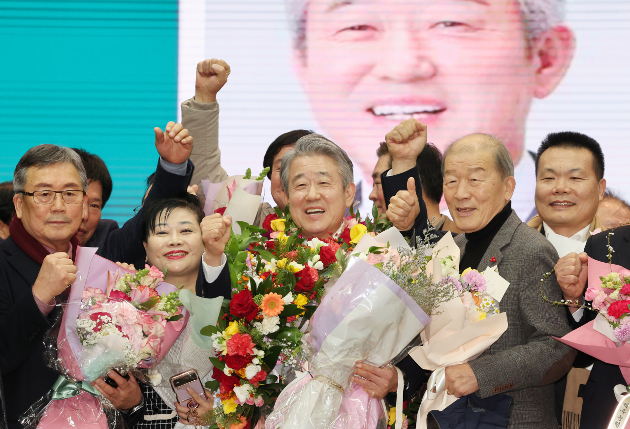Kang Ho-dong (front row, third from right), the newly elected chairman of the National Agricultural Cooperative Federation, celebrates his election at the federation's headquarters in Jung-gu, Seoul, Thursday. (Newsis)