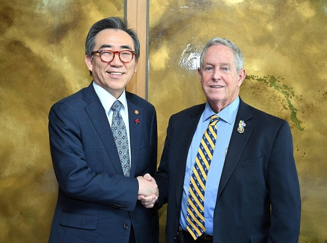 Foreign Minister Cho Tae-yul (left) shakes hands with US Congressman Joe Wilson in a meeting held in Seoul, Friday. (Ministry of Foreign Affairs)