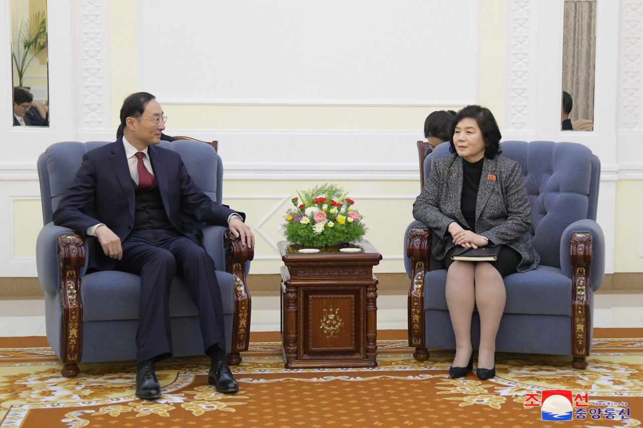 North Korean Foreign Minister Choe Son-hui (right) talks with Chinese Vice Foreign Minister Sun Weidong in a meeting held in Pyongyang, Friday. (Korean Central News Agency)