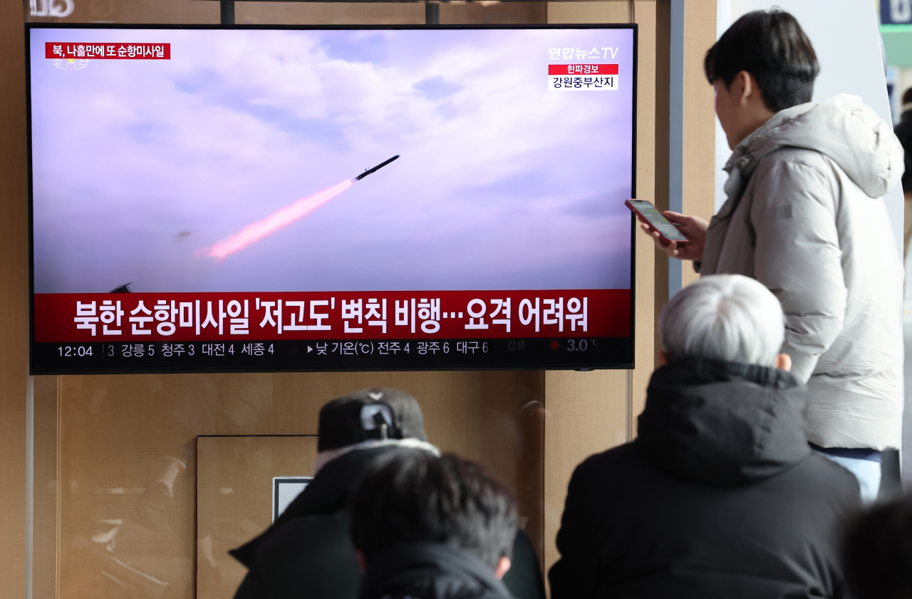 A report on a North Korean missile launch is being broadcast on a TV screen at Seoul Station in Seoul on Monday. (Yonhap)