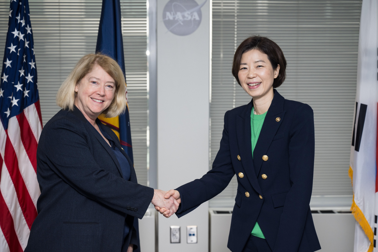 First Vice Science Minister Cho Seong-kyung (right) and Pam Melroy, the deputy administrator of the National Aeronautics and Space Agency, shake hands in this photo provided by Seoul's Ministry of Science and ICT on Monday. (Yonhap)