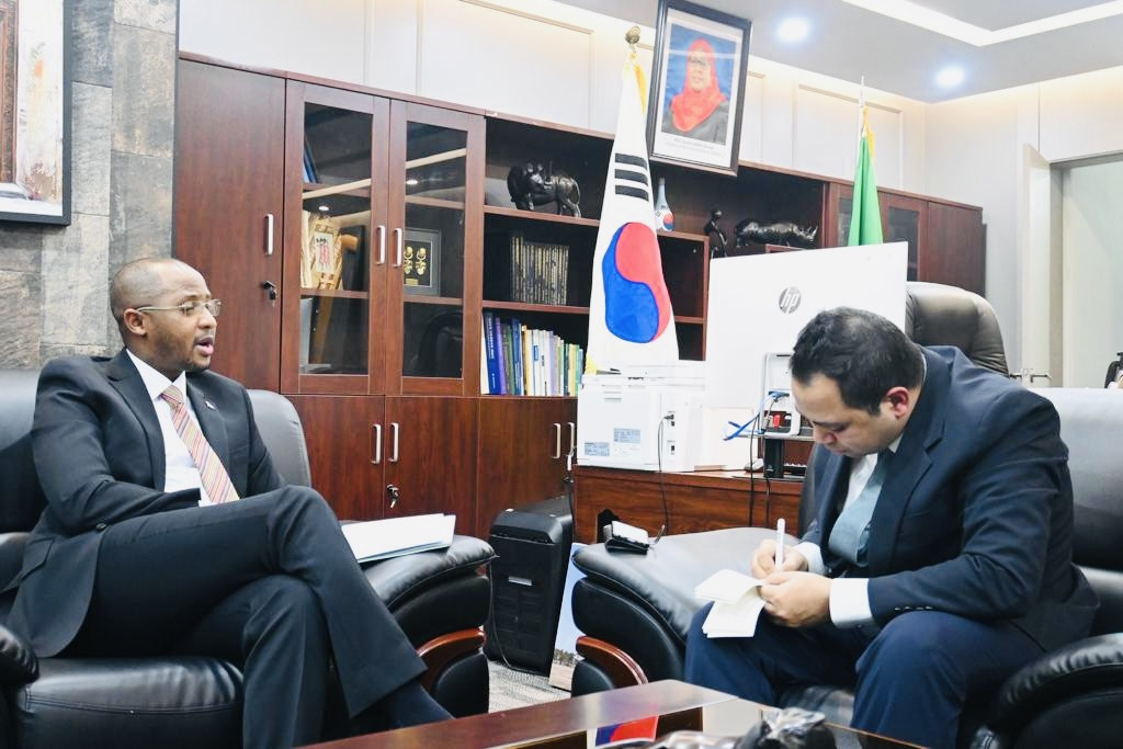 Tanzanian Ambassador to Korea Togolani Edriss Mavura(left( speaks in an interview with The Korea Herald at the Tanzanian Embassy in Jung-gu, Seoul. (Sanjay Kumar/The Korea Herald)