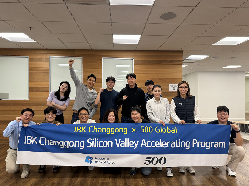 Participants of the first IBK Changgong Silicon Valley accelerator program pose for a photo at the 500 Global headquarters in Silicon Valley, California, in November. (Industrial Bank of Korea)