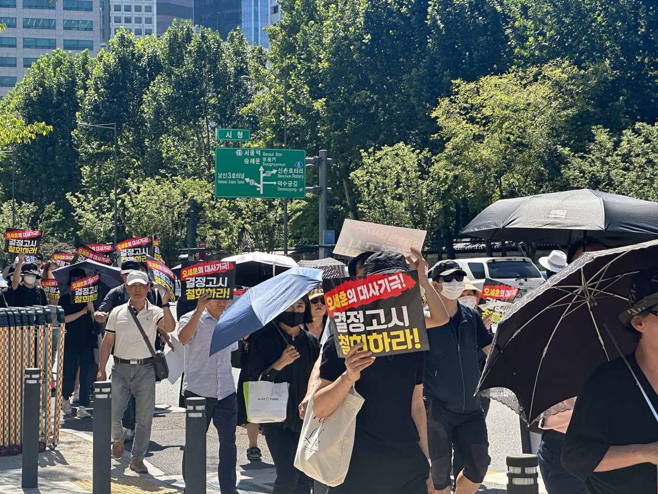 Protesters march around Seoul City Hall calling the city government to withdraw its decision to install another incinerator plant in Sangam-dong, Mapo-gu on Sept. 7, 2023. (Lee Jung-joo/The Korea Herald)