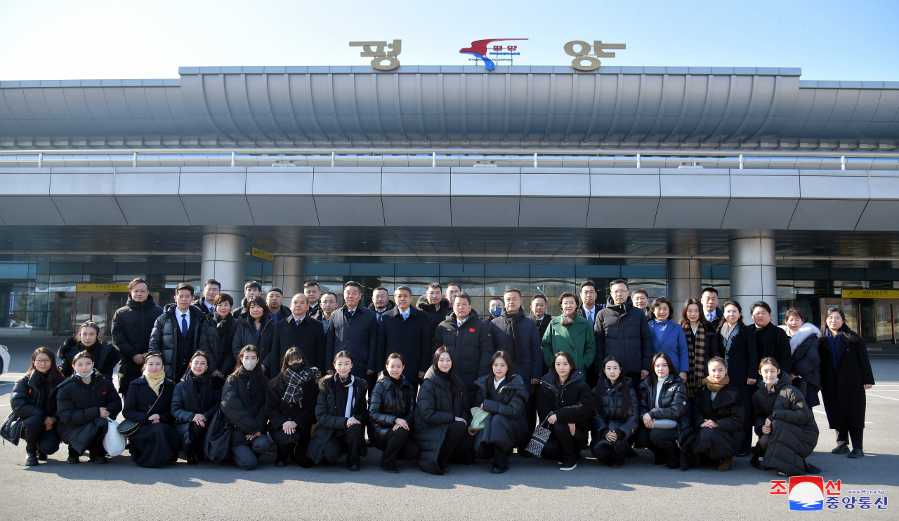 A cultural delegation from the northeastern Chinese province of Liaoning poses for a group photo at Sunan International Airport in Pyongyang on Monday, in this photo carried by the Korean Central News Agency the next day. (Yonhap)