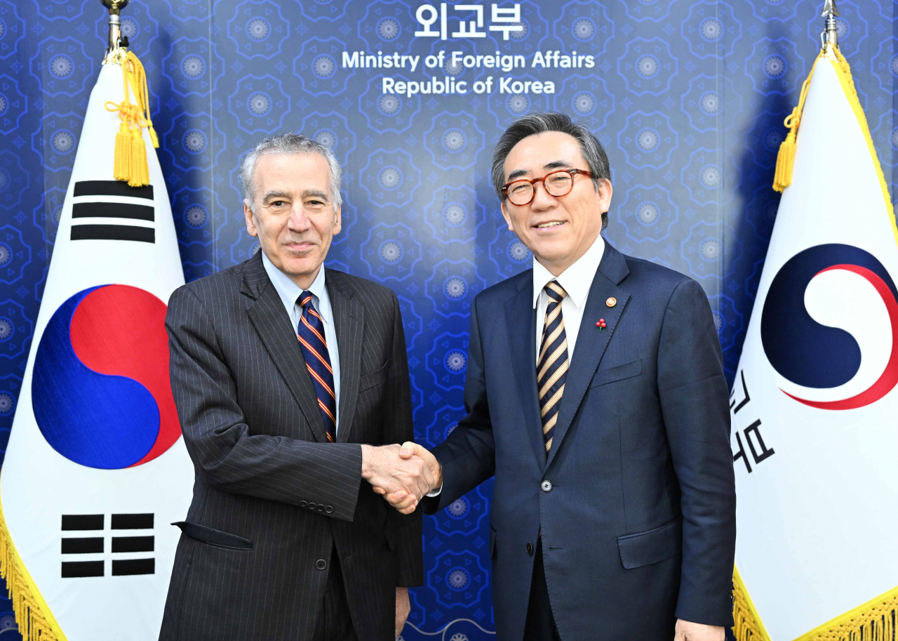 Foreign Minister Cho Tae-yul (right) shakes hands with US Ambassador to South Korea Philip Goldberg ahead of their meeting at Seoul's foreign ministry building in Seoul on Tuesday in this photo provided by the ministry. (Yonhap)