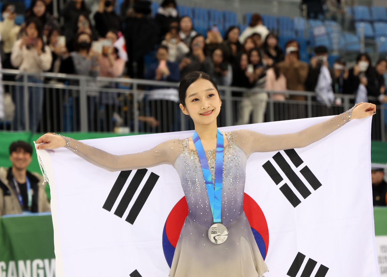 Shin Ji-a of South Korea poses with her silver medal won in the women's singles figure skating event at the Gangwon Winter Youth Olympics at Gangneung Ice Arena in Gangneung, Gangwon Province, on Tuesday. (Yonhap)