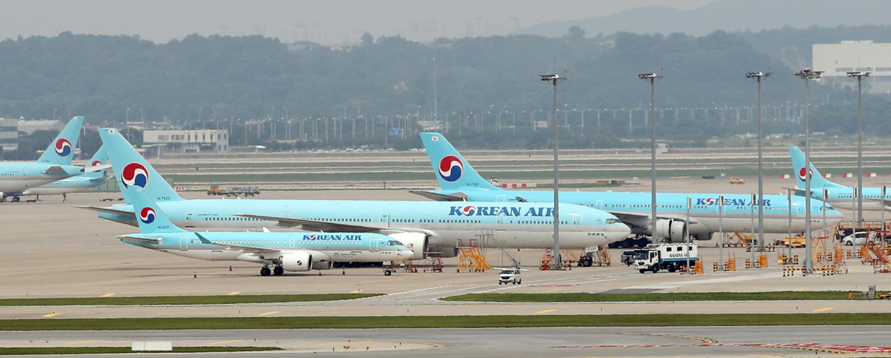 This undated picture shows Korean Air passenger jets lined up at Incheon International Airport. (Newsis)