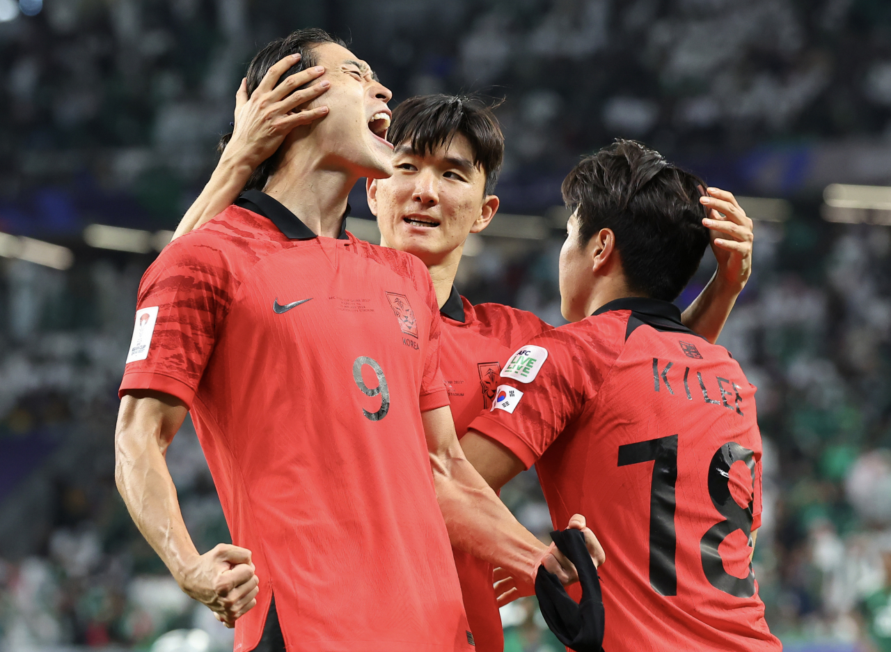 Cho Gue-sung of South Korea (left) celebrates after scoring against Saudi Arabia during the teams' round of 16 match at the Asian Football Confederation Asian Cup at Education City Stadium in Al Rayyan, Qatar, on Tuesday. (Yonhap)