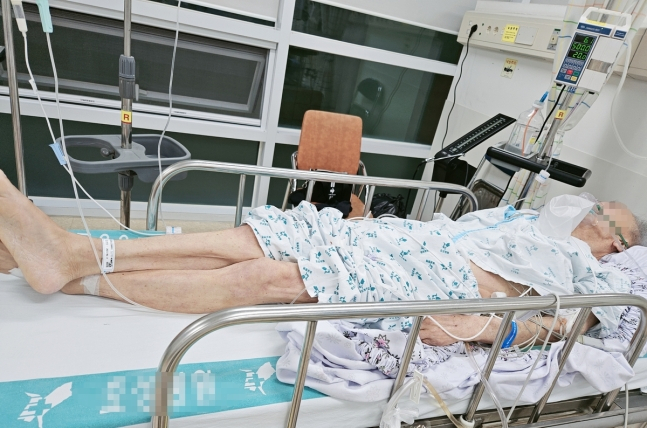 A man in his 70s, who died in October due to sepsis, lies on the bed at a nursing home in Cheongju, North Chungcheong Province. (Yonhap)