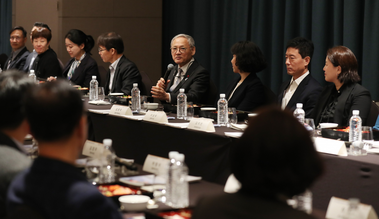 Culture, Sports and Tourism Minister Yu In-chon, center, talks to Korea Tourism Organization's overseas office directors in a press conference held at Seoul Dragon City in Yongsan-gu, central Seoul, Tuesday. (Ministry of Culture, Sports and Tourism)