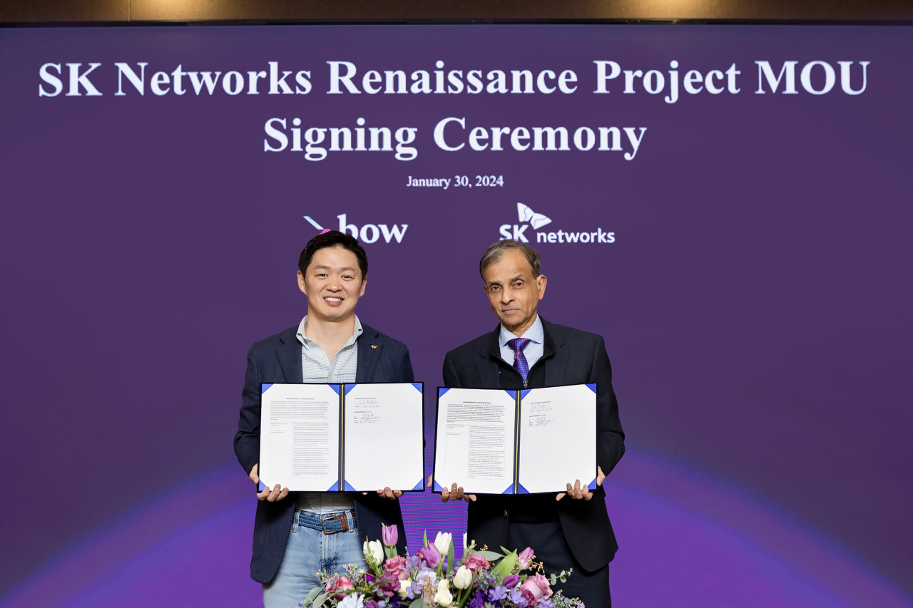 SK Networks President and Chief Operating Officer Choi Sung-hwan (left) and Vivek Ranadive, the founder and chairman of Bow Capital, pose at a signing ceremony held in Seoul, Tuesday.