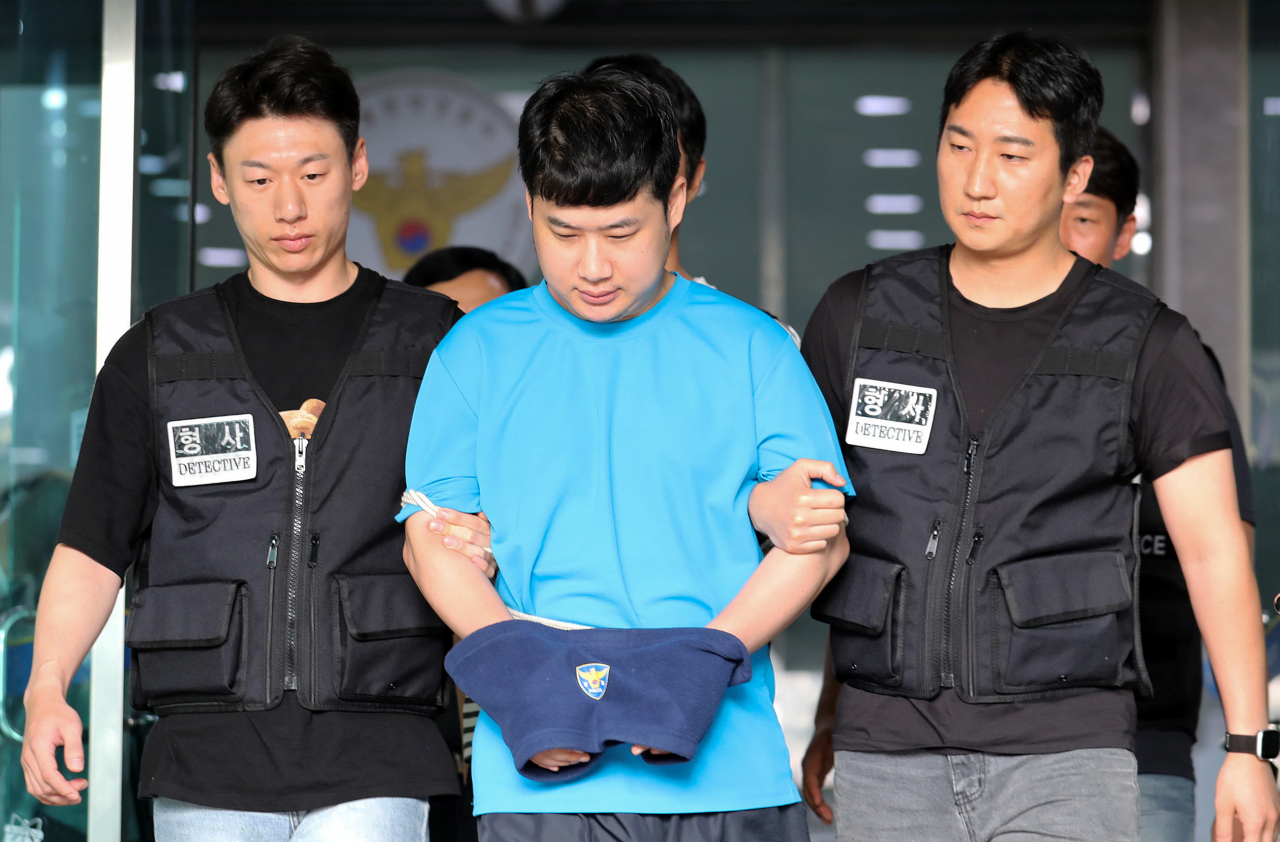 34-year-old Cho Sun is being transferred to Seoul Central District Prosecutor's Office from Seoul Gwanak Police Station on July 28, 2023. (Joint Press Corps)