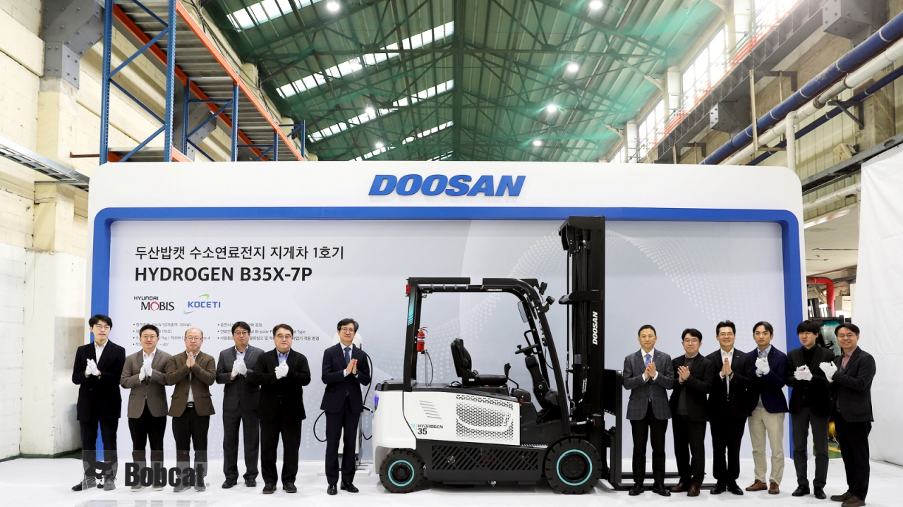 Doosan Bobcat Korea President Park Hyung-won (sixth from right) commemorates Korea's first hydrogen forklift shipment alongside company and government officials at the Doosan Bobcat Incheon forklift factory on Tuesday. (Doosan Bobcat)