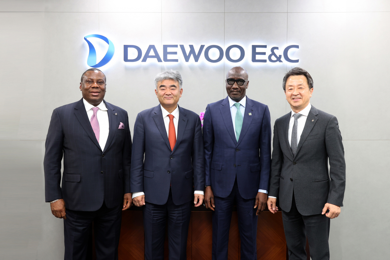 (From left) Nigdel Oil Chairman Joseph T. Penawou, Daewoo E&C Chairman Jung Won-joo, Nigerian National Petroleum Corporation Group CEO Mele Kolo Kyari, and Paik Jung-wan, CEO of the Korean builder, pose for a photo during their meeting in Seoul on Monday. (Daewoo E&C)