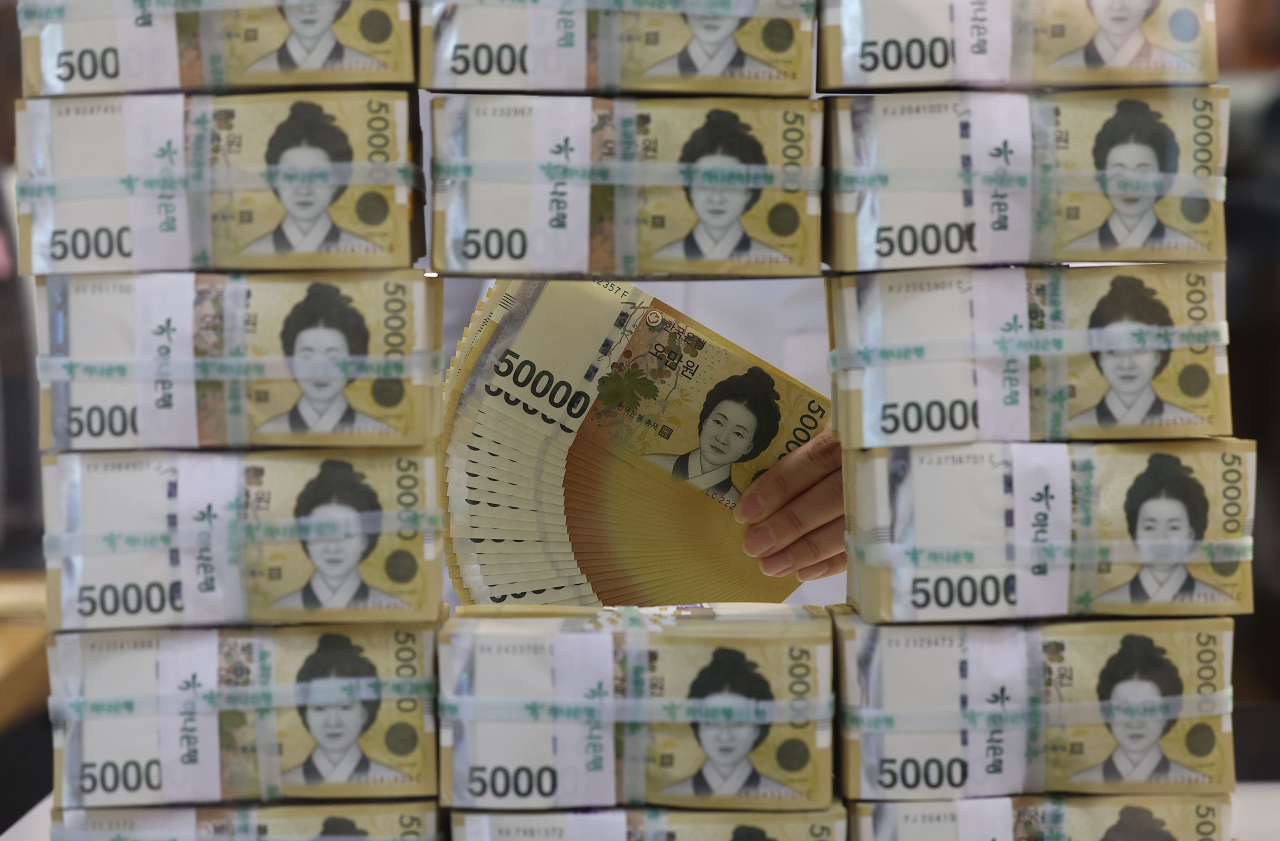 50,000-won bills are being laid out at the Hana Bank's headquarters in central Seoul, Jan. 15. (Yonhap)