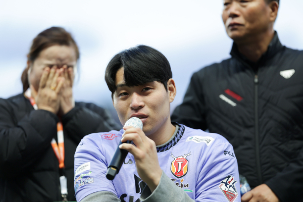 Ryu Yeon-su (center) speaks during his retirement ceremony held at the Jeju World Cup Stadium in Seogwipo city in Jeju Island on Nov.11, 2023. (K League)
